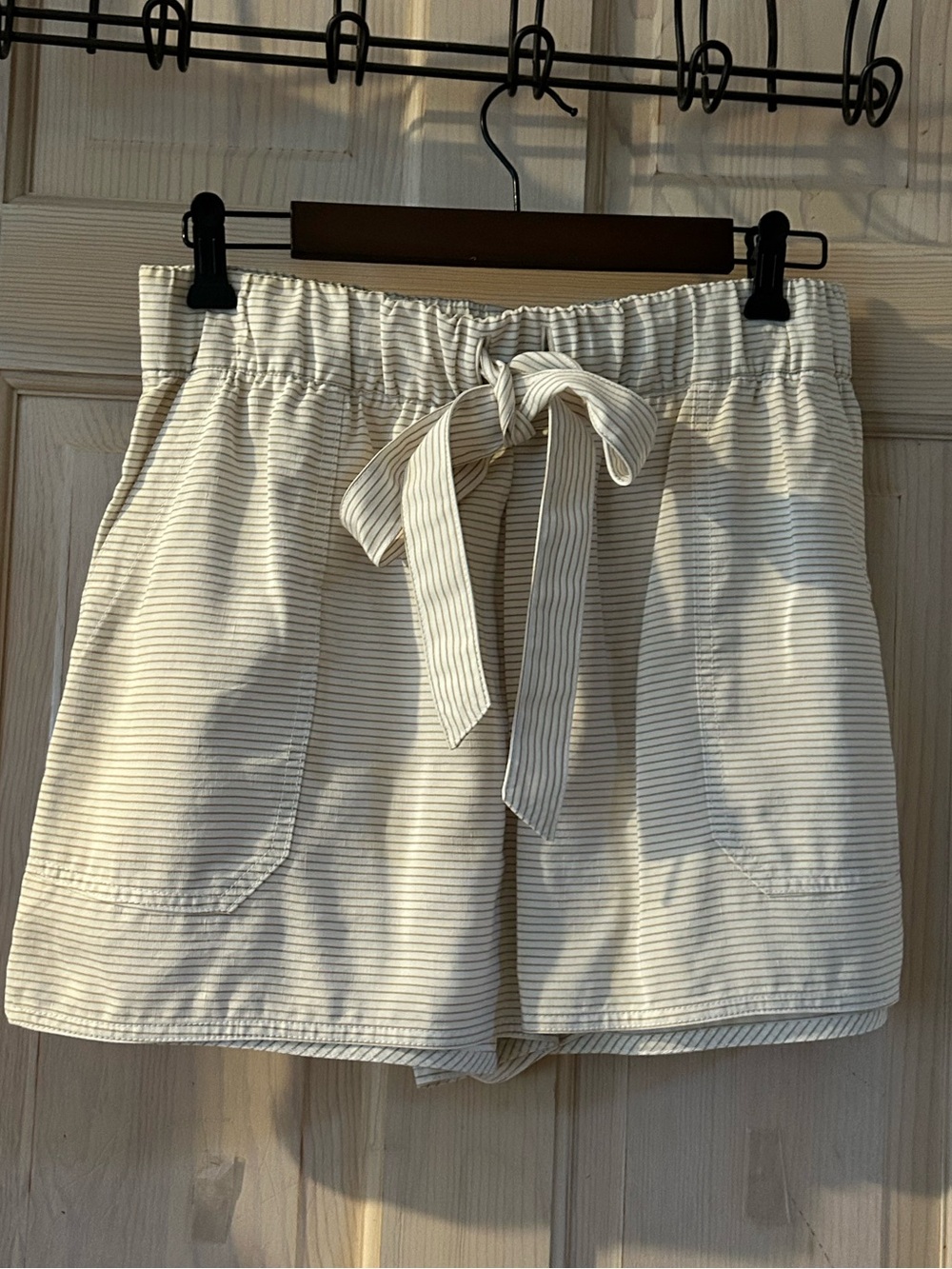 Club Monaco Pinstripe Shorts in Tan and Ivory. Women’s Size 8